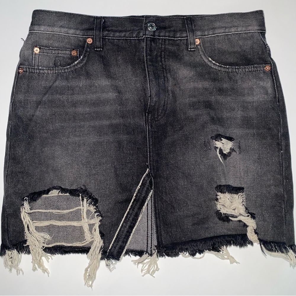 FREE PEOPLE WE THE FREE BLACK RELAXED AND DISTRESSED DENIM MINISKIRT TRENDING - Picture 3 of 9